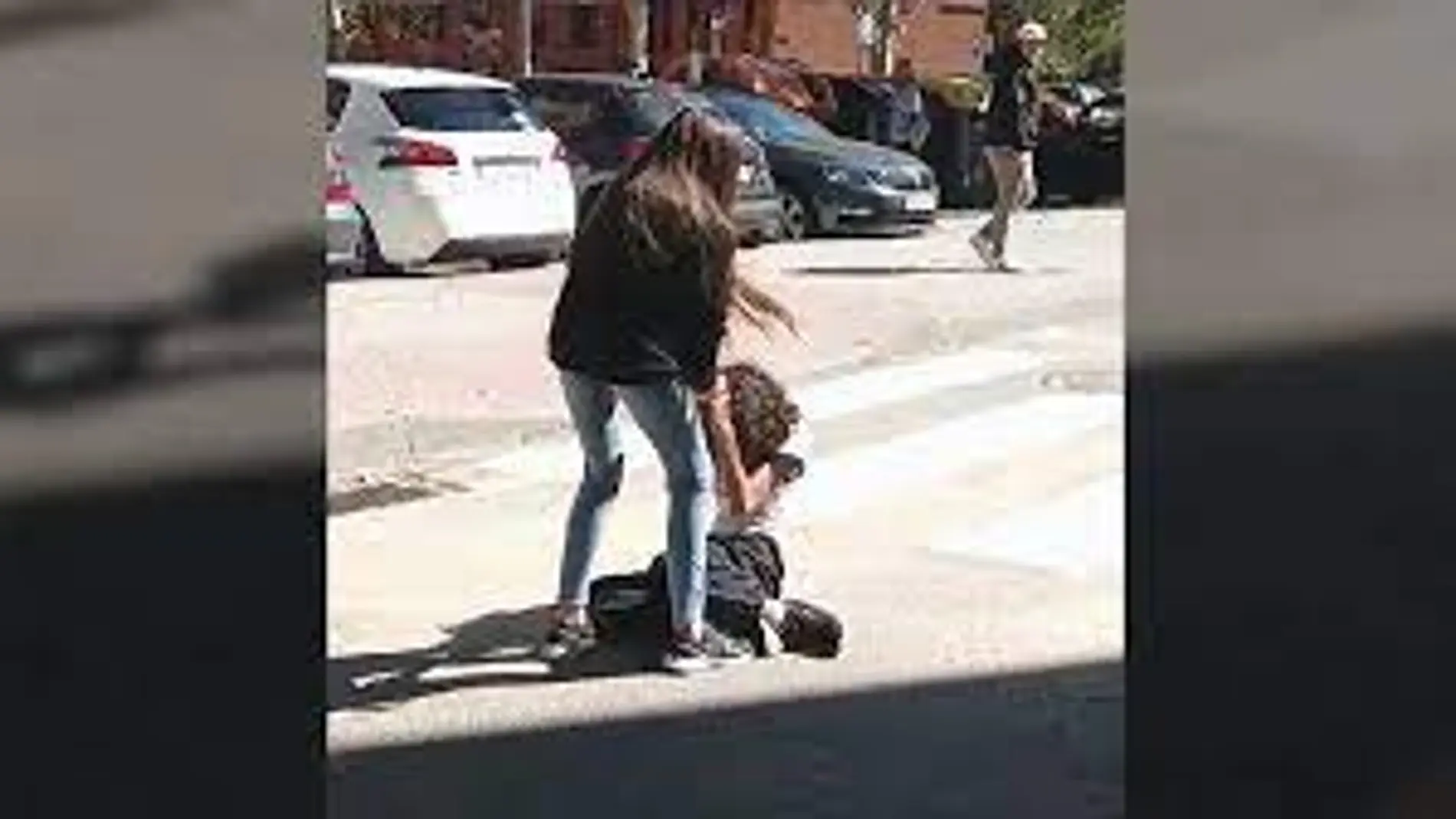 Salvaje agresión a una menor a la salida de su centro escolar en San Blas