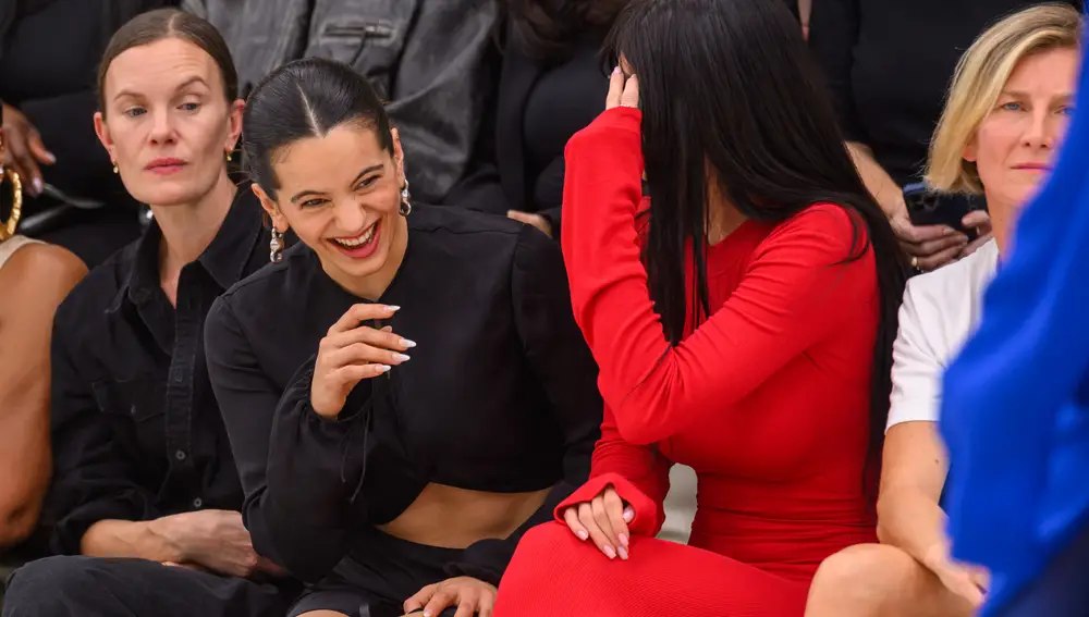 Kylie Jenner y Rosalía en el desfile de Acne Studios.