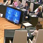 Expulsado del pleno un concejal del PSOE tras dar a Almeida varias palmadas en la cara