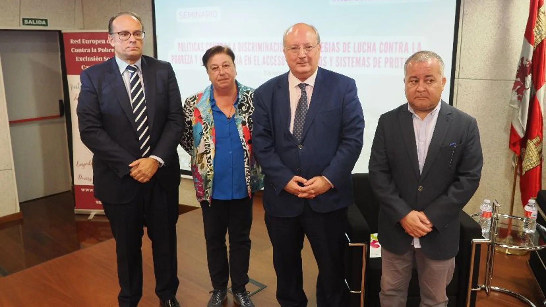 El presidente del Consejo Económico y Social (CES) de Castilla y León, Enrique Cabero, el secretario de la Red Europea de Lucha contra la Pobreza y la Exclusión Social (EAPN) en la Comunidad, Arturo Santos, y el gerente de Servicios Sociales de la Junta de Castilla y León, Carlos Raúl de Pablos, inauguran el seminario ‘Políticas contra la discriminación y estrategias de lucha contra la pobreza y la aporofobia en el acceso a los servicios y sistemas de protección’