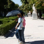 Dos turistas se protegen del sol en Madrid
