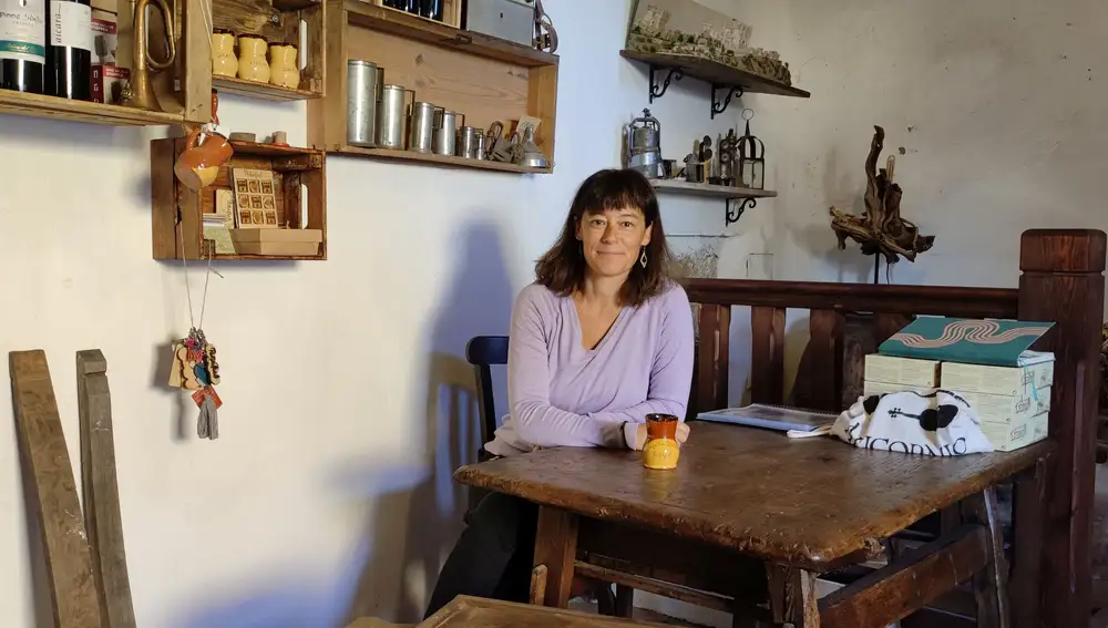 Silvia Camacho, en interior de la bodega antes de bajar a la cueva