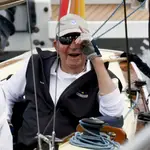 El rey Juan Carlos I abordo del Bribón, durante el entrenamiento llevado a cabo este miércoles, para preparar la VIII Regata Rey Juan Carlos I que se disputará desde mañana en aguas de Sanxenxo.