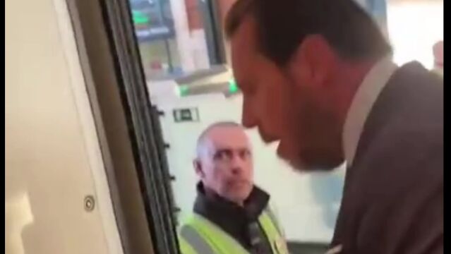 Óscar Puente junto a un vigilante en el AVE en Valladolid