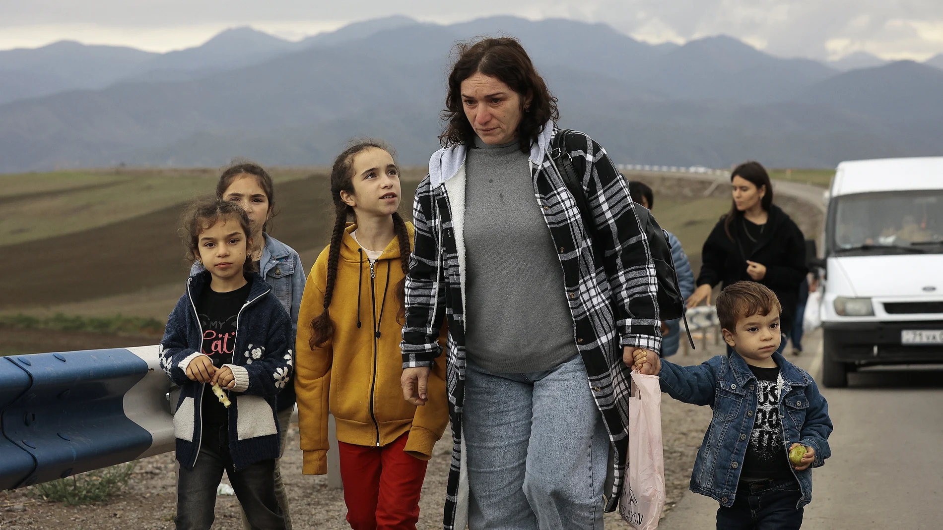 Ethnic Armenians fleeing Nagorno-Karabakh walk on a road to Kornidzor, in Armenia's Syunik region
