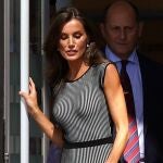 La Reina Letizia sufre un pequeño traspiés con sus zapatos de tacón en Málaga