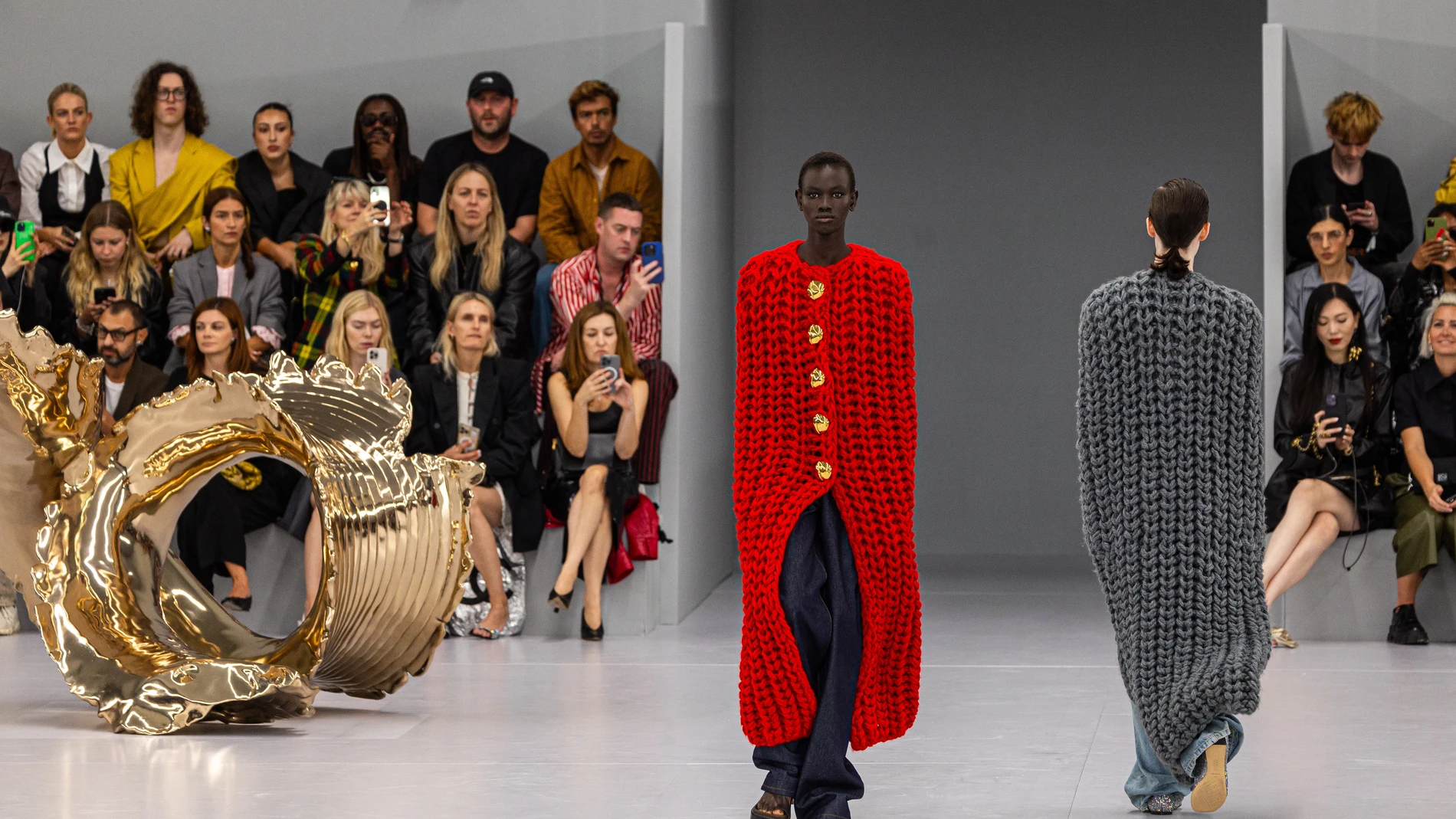 Paris (France), 29/09/2023.- Models present creations from Spring/Summer 2024 Womenswear collection by Irish designer Jonathan Anderson for Loewe during the Paris Fashion Week in Paris, France, 29 September 2023. The presentation of the women's collections run from 25 September to 03 October 2023. (Moda, Francia) EFE/EPA/CHRISTOPHE PETIT TESSON