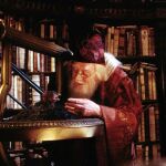 El actor Daniel Radcliffe (R) interpreta a Harry Potter mientras observa cómo el Profesor Dumbledore, interpretado por el fallecido Richard Harris, alimenta a Fawkes, el Fénix, en "Harry Potter y la cámara secreta"