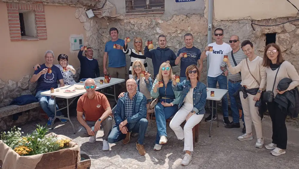 Uno de los grupos que ha visitado la bodega brindan con el tradicional jarrillo