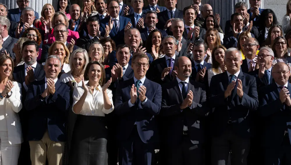 Foto de familia del pp en la escalinata del congreso @Gonzalo Pérez Mata