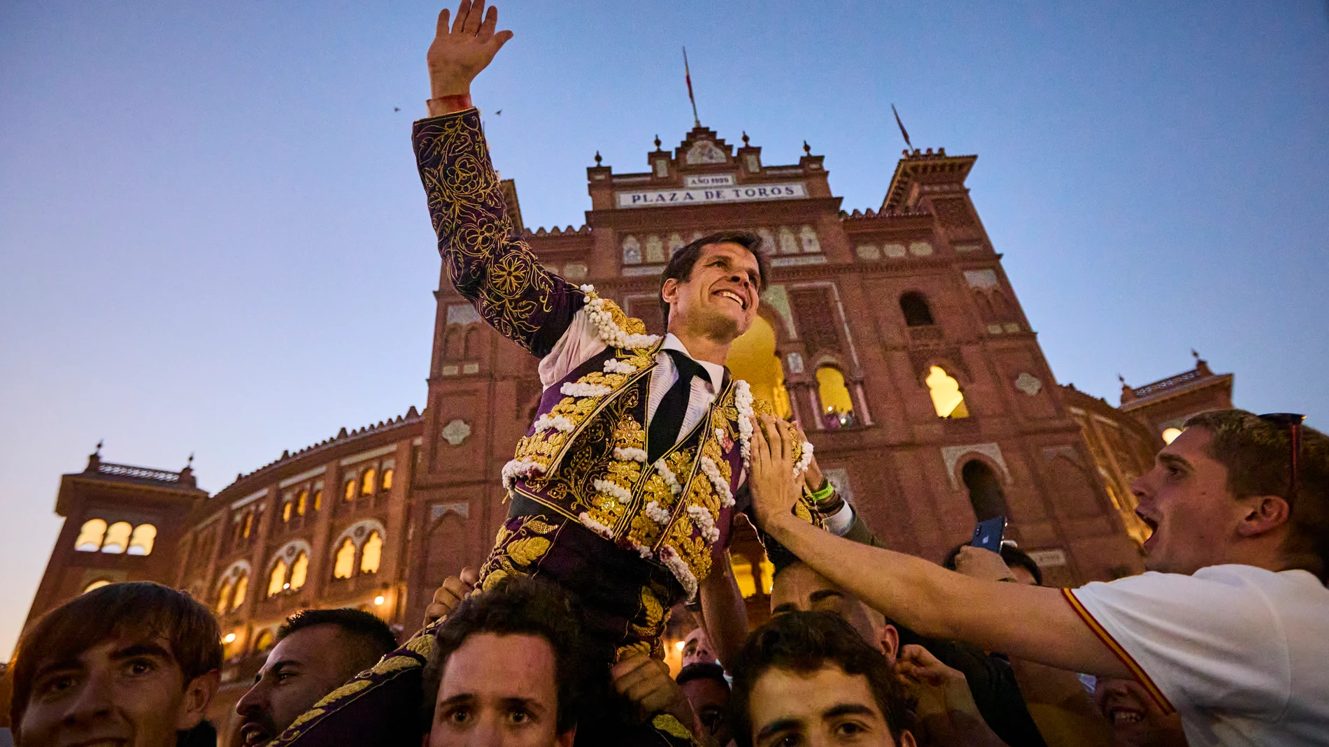 Puerta grande en la retirada el El Juli en Las Ventas. © Alberto R. Roldán / Atresmedia 30 09 2023