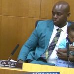 Kevin C. Riley y su hijo en una intervención