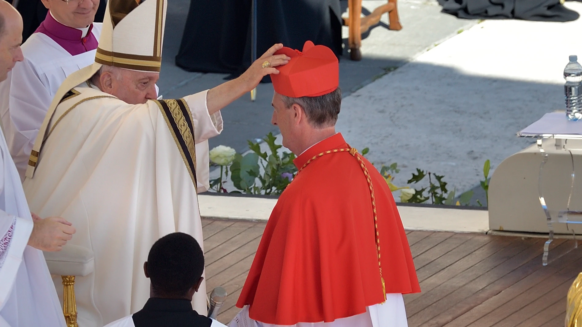 El rector Mayor de los Salesianos, Ángel Fernández Artime, es nombrado cardenal por el Papa Francisco (i), en la basílica vaticana de San Pedro, a 30 de septiembre de 2023, en Roma, (Italia). El Papa Francisco celebra un consistorio en el que crea a 21 nuevos cardenales, entre ellos, tres españoles: el arzobispo de Madrid, José Cobo, el rector mayor de los Salesianos, Ángel Fernández Artime, y el obispo de Ajaccio (Córcega), Francisco Javier Bustillo, nacido en Navarra pero vinculado a la Igl...