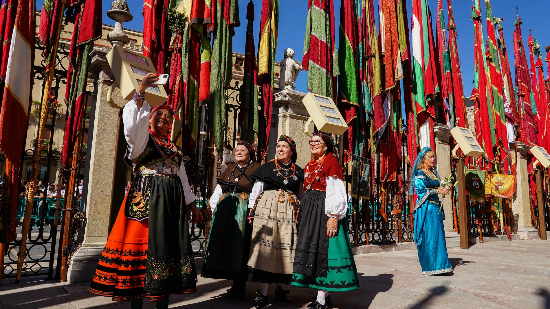 San Froilán llena de fiesta y de pendones las calles de León