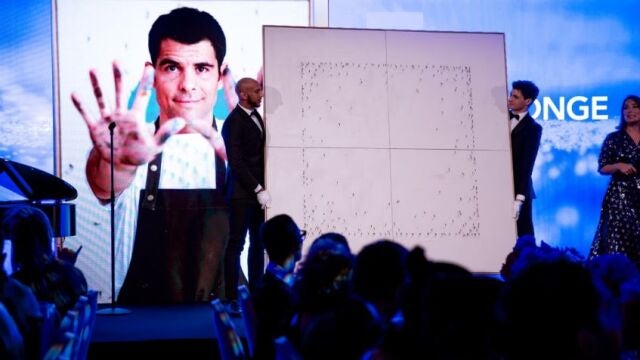 Jaime Monge y su obra “El Cuadrado” en la subasta.