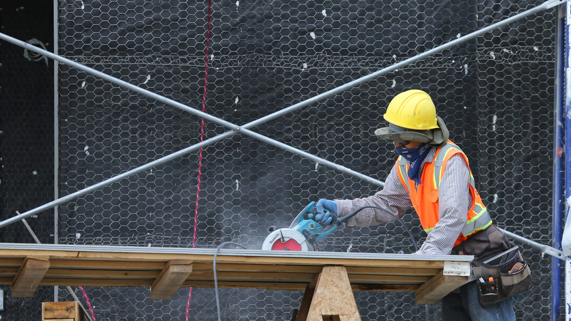 SHM01. SALT LAKE CITY (ESTADOS UNIDOS), 02/10/2023.- Fotografía fechada el 16 de abril de 2014 de un hombre trabajando en construcción en Washington (EE. UU). Italia, el mayor exportador a nivel mundial de mosaicos y baldosas cerámicas, prevé un aumento del 10 % en la venta de baldosas y mosaicos a México este 2023, cuando alcanzarían un valor de 100 millones de euros (105 millones de dólares). Así lo expresaron Armando Cofiero, director general de la Confederación de la Industria Cerámica de...