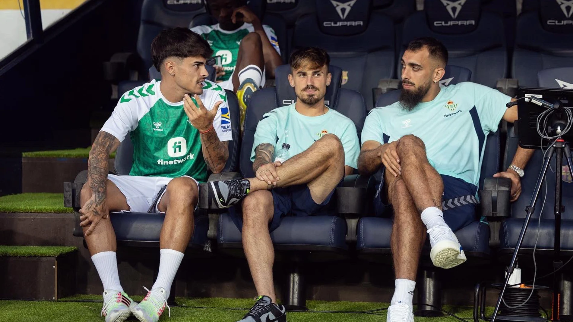 Borja Iglesias en el banquillo del Betis