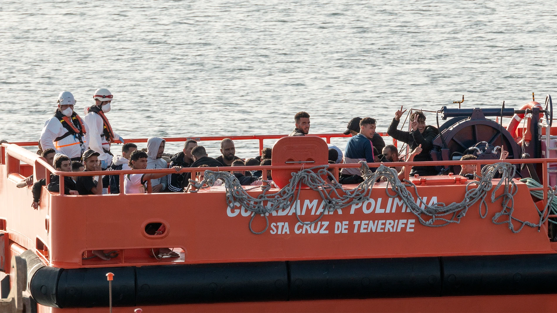 ARRECIFE (LANZAROTE) (ESPAÑA), 02/10/2023.- Siete personas han desaparecido al hundirse a 78 kilómetros al este de Lanzarote una neumática con medio centenar de ocupantes a bordo, en doce horas frenéticas para las tripulaciones de Salvamento Marítimo en la isla, que han rescatado a 268 inmigrantes en seis embarcaciones. En la imagen, la Guardamar Polimnia EFE/ Adriel Perdomo