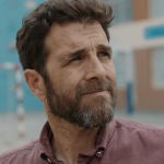 El periodista se reencontrará con su pasado en el patio de su colegio de la infancia