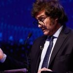 El candidato Javier Milei habla durante el Debate Presidencial 2023, en Santiago del Estero (Argentina).