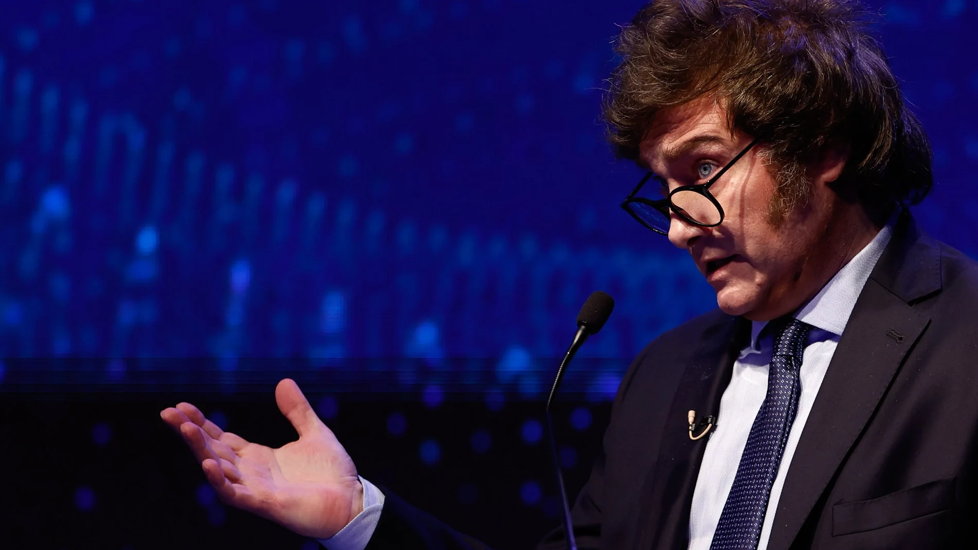 El candidato Javier Milei habla durante el Debate Presidencial 2023, en Santiago del Estero (Argentina).