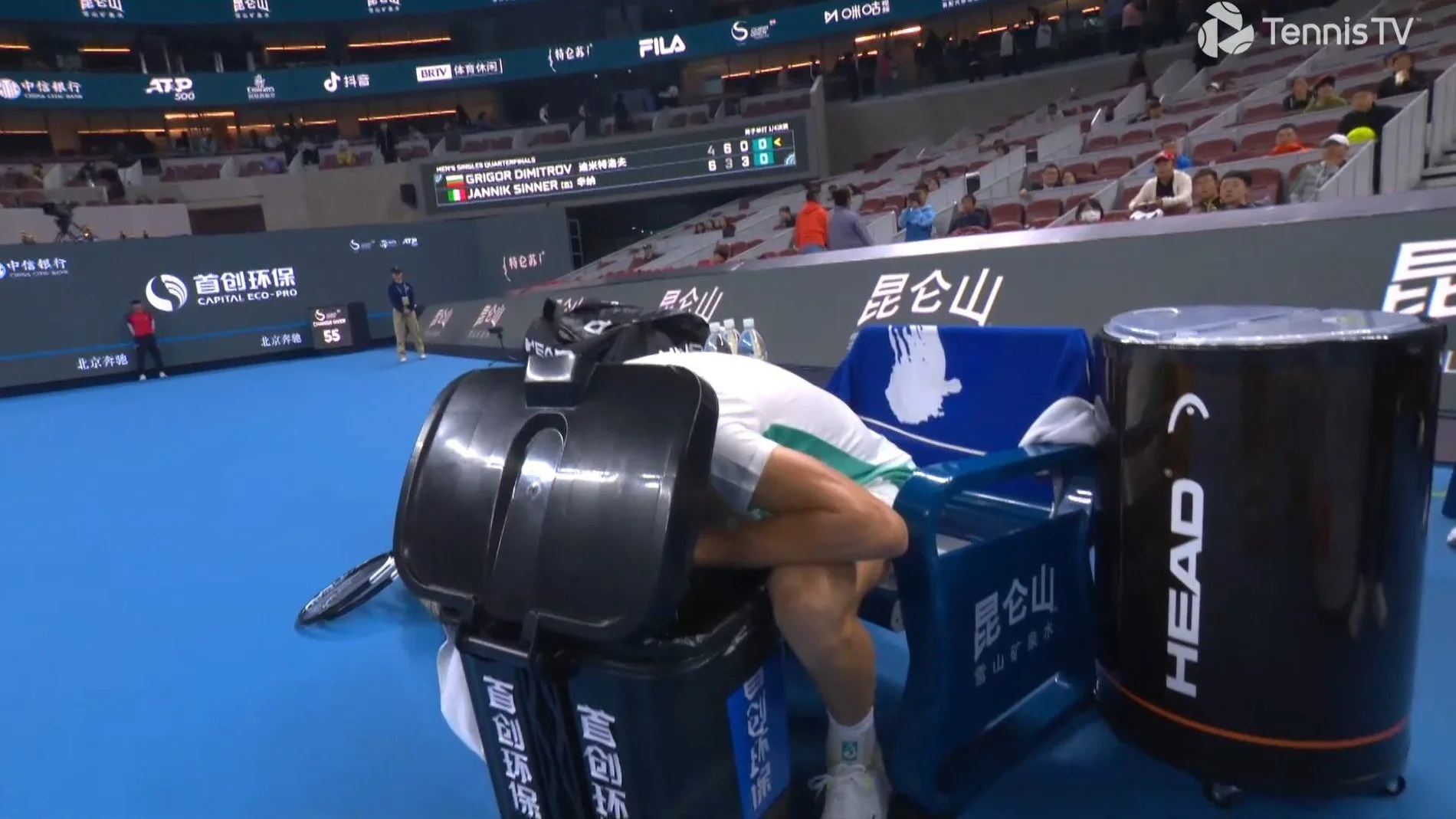 Jannik Sinner vomitó en el partido de semifinales del Open de China ante Dimitrov