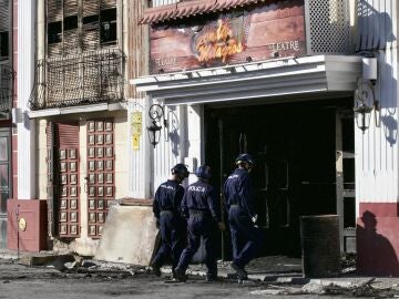 Agentes de la Polic&iacute;a Judicial acceden a la discoteca Fonda Milagros mientras realizan labores de investigaci&oacute;n en las discotecas Teatre y Fonda Milagros de Murcia este martes, tras el incendio declarado la madrugada del pasado domingo y que cost&oacute; la vida de trece personas. 