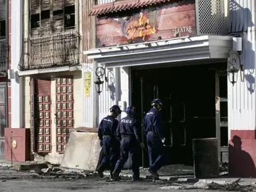 Agentes de la Policía Judicial acceden a la discoteca Fonda Milagros mientras realizan labores de investigación en las discotecas Teatre y Fonda Milagros de Murcia este martes, tras el incendio declarado la madrugada del pasado domingo y que costó la vida de trece personas. Agentes de la Policía Judicial acceden a la discoteca Fonda Milagros mientras realizan labores de investigación en las discotecas Teatre y Fonda Milagros de Murcia este martes, tras el incendio declarado la madrugada del pasado domingo y que costó la vida de trece personas.