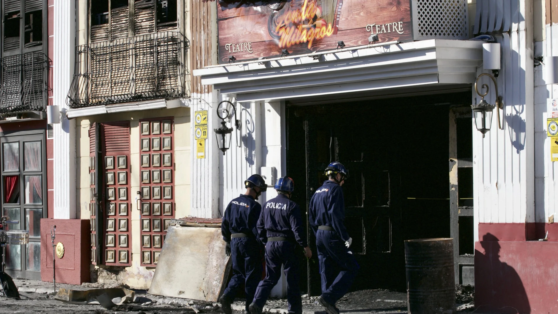Agentes de la Policía Judicial acceden a la discoteca Fonda Milagros mientras realizan labores de investigación en las discotecas Teatre y Fonda Milagros de Murcia este martes, tras el incendio declarado la madrugada del pasado domingo y que costó la vida de trece personas.