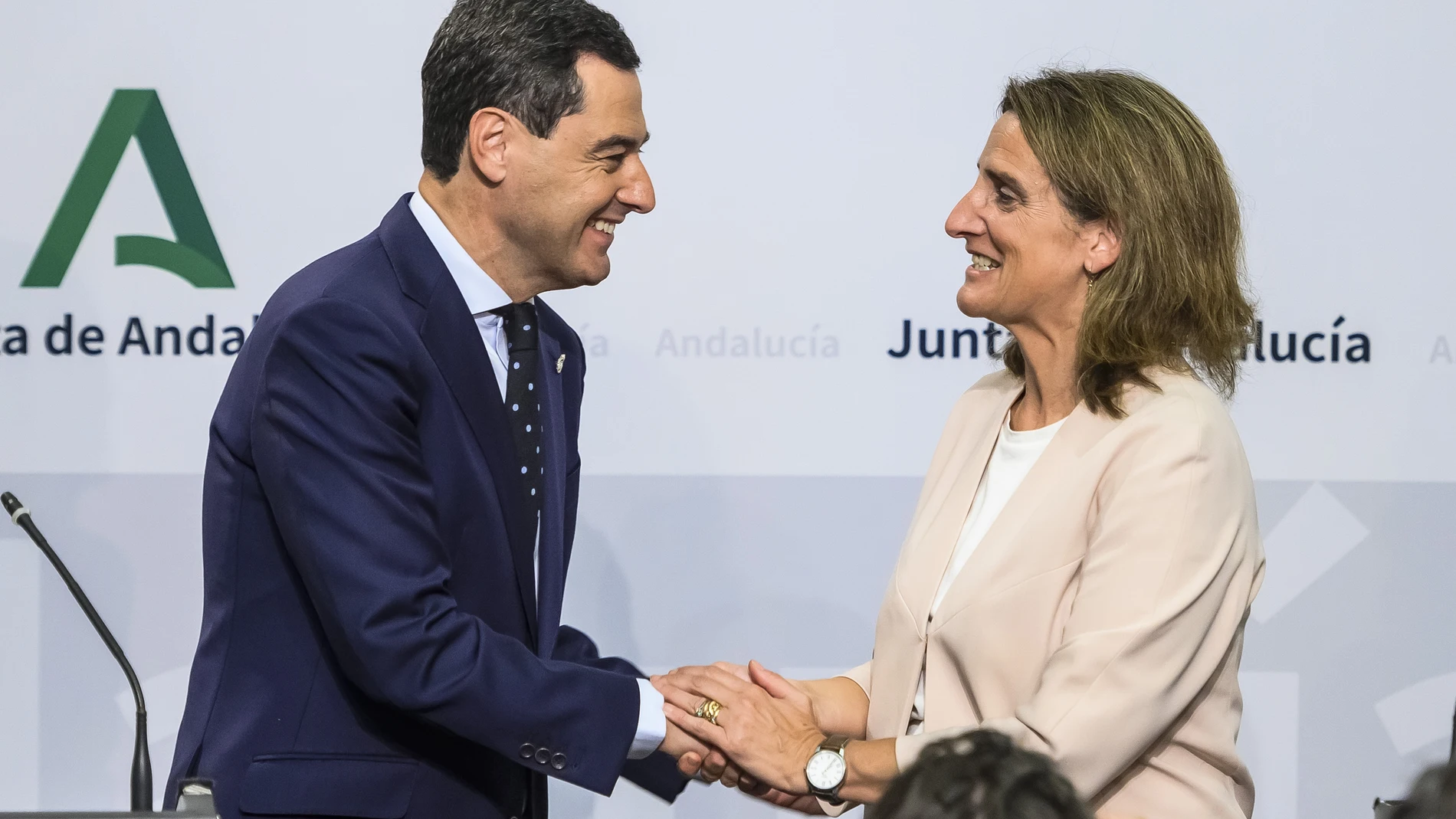 El presidente de la Junta de Andalucía, Juanma Moreno (i), y la vicepresidenta tercera del Gobierno y ministra para Transición Ecológica y el Reto Demográfico, Teresa Ribera (d)