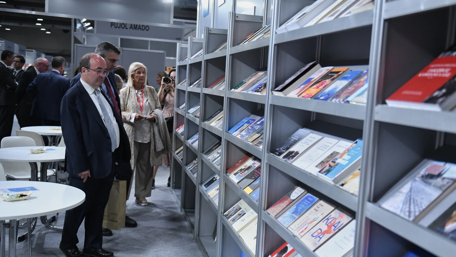 El ministro de Cultura y Deporte, Miquel Iceta, durante la inauguración de LIBER 2023, en el Auditorio Sur de IFEMA MADRID, a 3 de octubre de 2023, en Madrid (España). Liber 2023, la Feria Internacional del Libro que tradicionalmente alterna su celebración con Barcelona, vuelve a Madrid para seguir siendo el gran escaparate del sector del libro en español. Ahora, su 41ª edición, organizada por IFEMA Madrid y promovida por la Federación de Gremios de Editores de España – FGEE-, se celebra en M...