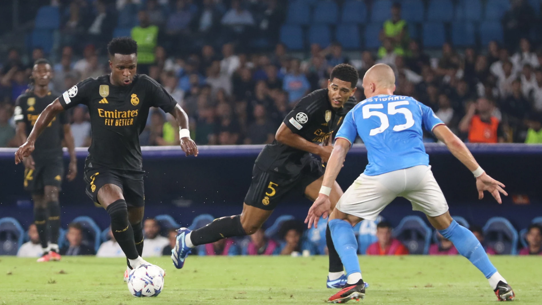 Napoli (Italy), 03/10/2023.- Real Madrid's forward Vinicius Junior (R) and midfielder Jude Bellingham (C) in action against Napoli's defender Leo Ostigard during the UEFA Champions League group C soccer match between SSC Napoli and Real Madrid, in Naples, Italy, 03 October 2023. (Liga de Campeones, Italia, Nápoles) EFE/EPA/CESARE ABBATE