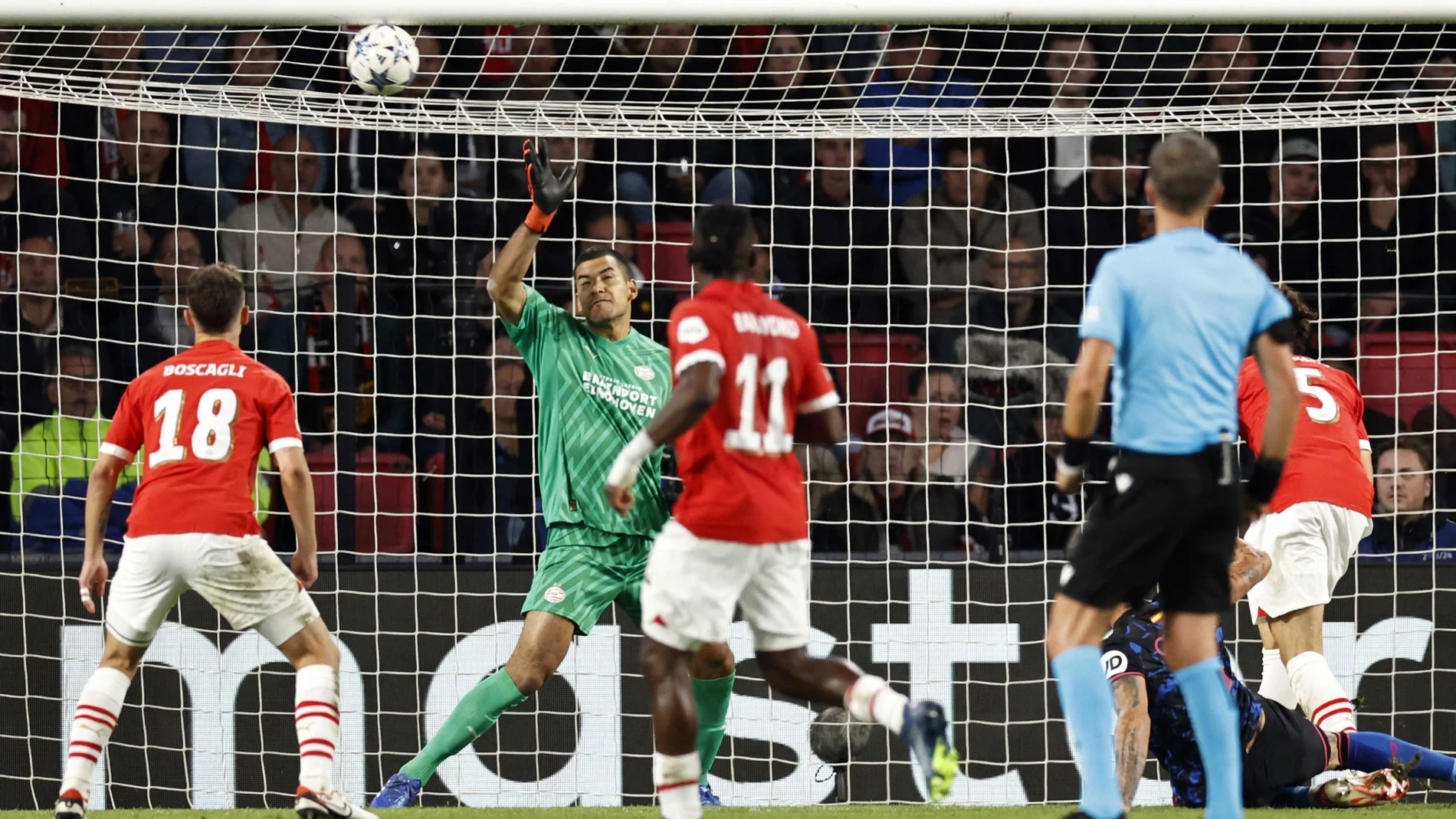 Gudelj marcó el primer tanto del Sevilla al PSV