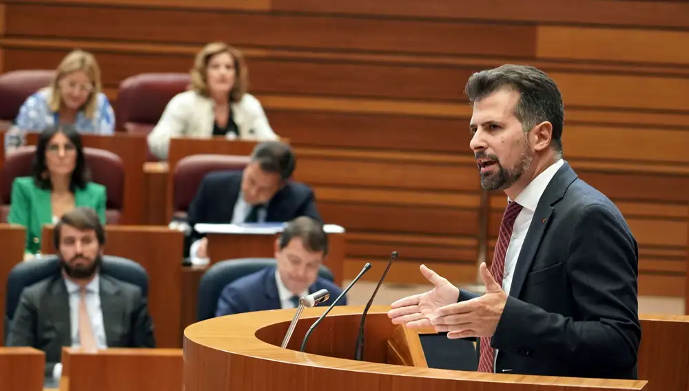 Luis Tudamnca, portavoz del PSOE, durante su intervención en las Cortes en el debate del estado de la Comunidad