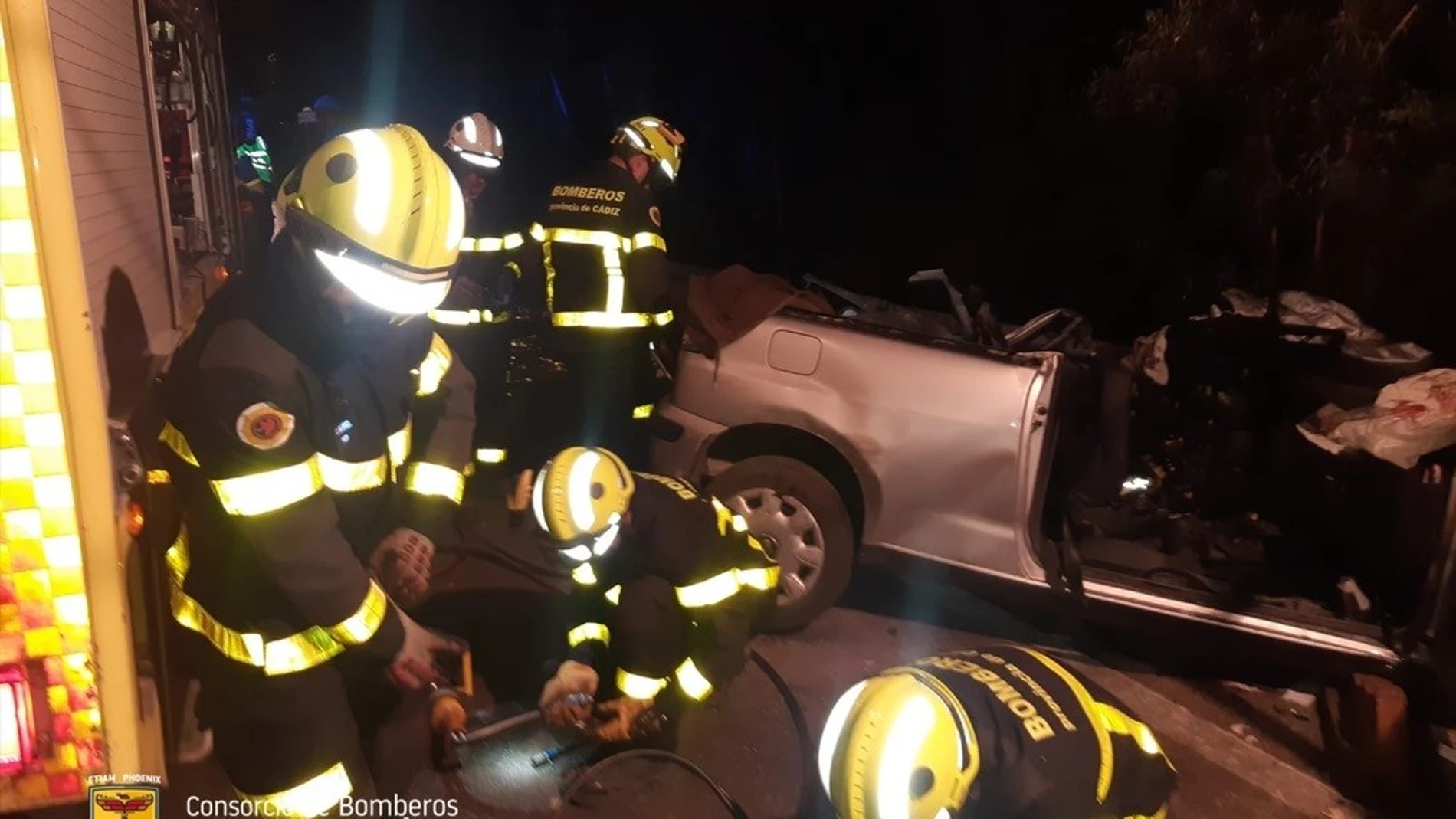 Fallecen tres personas tras la colisión de un turismo y un autobús en la A-384 a la altura de Bornos (Cádiz)
