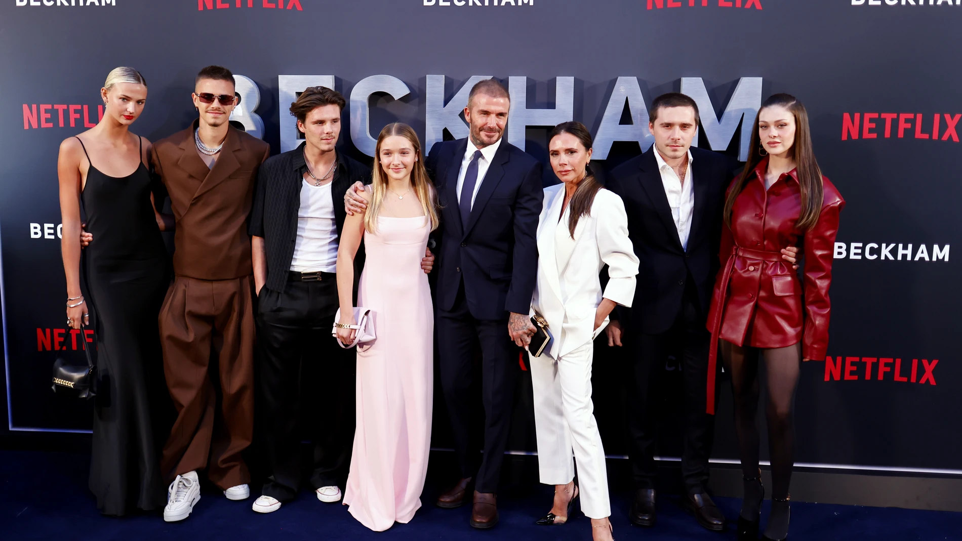 London (United Kingdom), 03/10/2023.- (L-R) Mia Regan, Romeo Beckham, Cruz Beckham, Harper Beckham, David Beckham, Victoria Beckham, Brooklyn Peltz Beckham, and Nicola Peltz Beckham attend the premiere of 'Beckham' at the Curzon Mayfair, London, Britain, 03 October 2023. The four-part documentary series launches on Netflix on 04 October 2023. (Reino Unido, Londres, Roma) EFE/EPA/Tolga Akmen