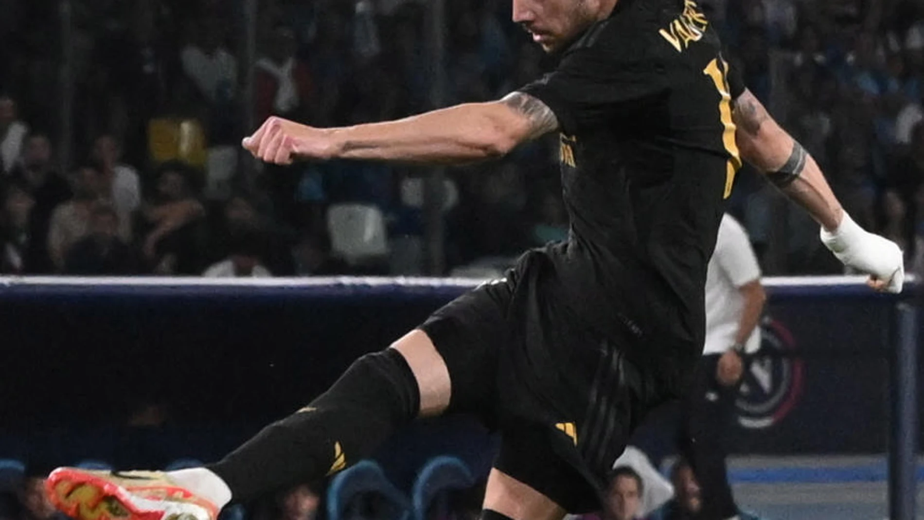 Napoli (Italy), 03/10/2023.- Real Madrid'Äôs Federico Valverde scores the 2-3 goal the 2-3 goal during the UEFA Champions League group C soccer match between SSC Napoli and Real Madrid, in Naples, Italy, 03 October 2023. (Liga de Campeones, Italia, Nápoles) EFE/EPA/CIRO FUSCO