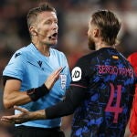 Sergio Ramos protesta al colegiado