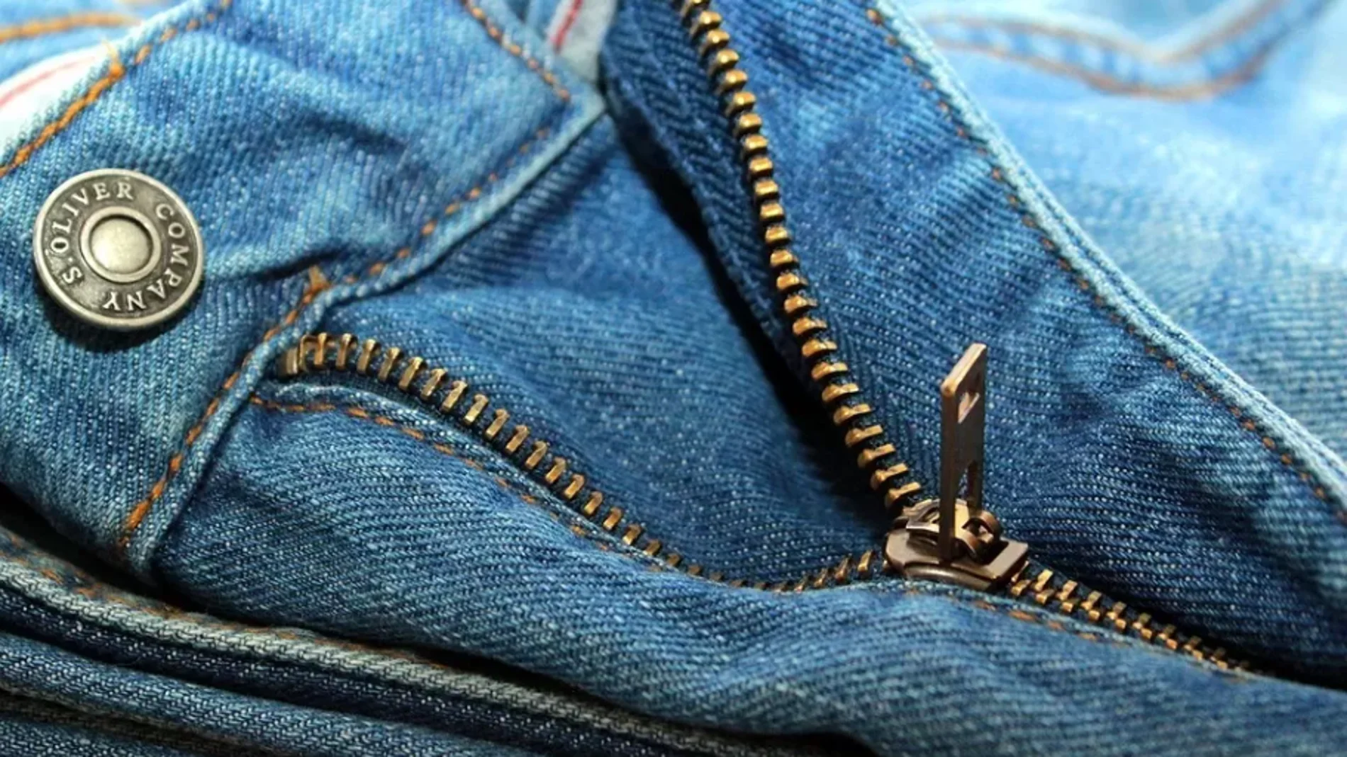 Una cremallera de un pantalón vaquero