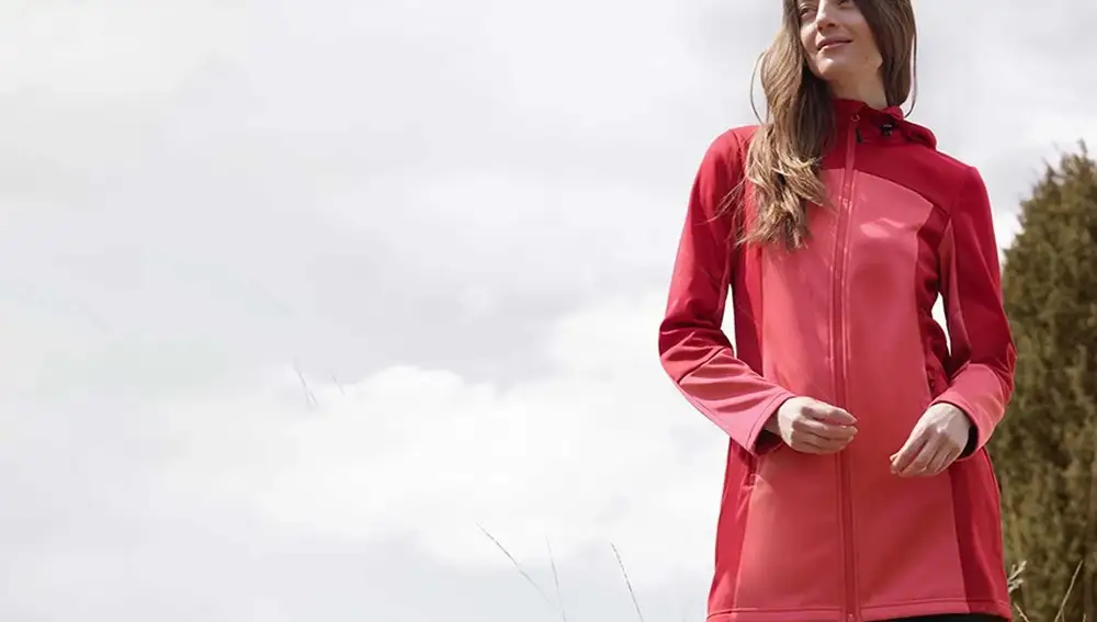 Abrigo softshell en color rojo