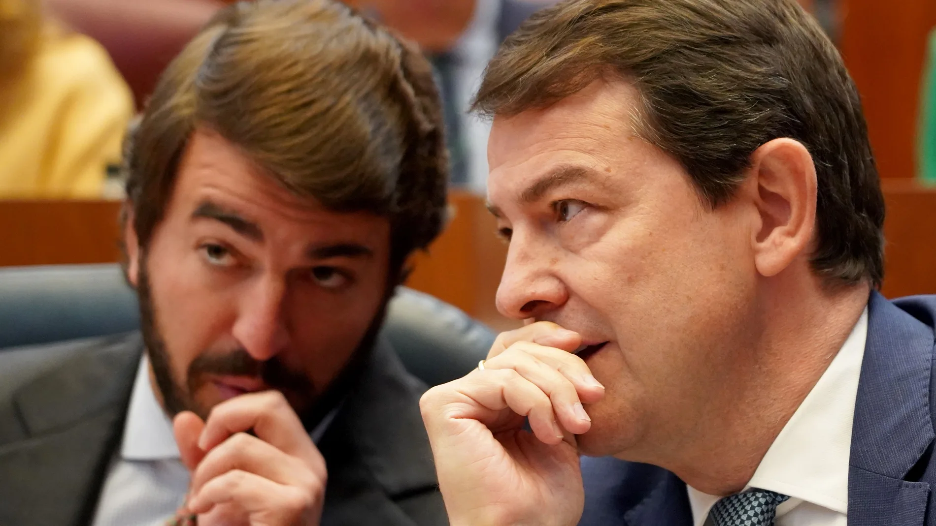 García-Gallardo conversa con Mañueco durante el debate sobre el estado de la Comunidad