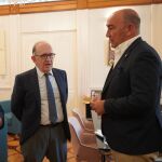Reunión del presidente de la Diputación, Miguel Ángel de Vicente; el delegado territorial de la Junta, José Luis Sanz Merino; y el director general de Infraestructuras y Sostenibilidad Ambiental, José Manuel Jiménez