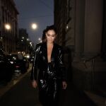 Vicky Martín Berrocal con traje negro.