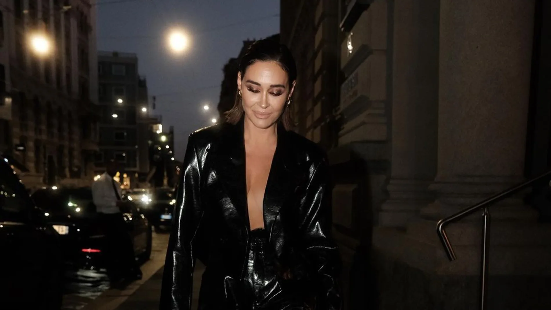 Vicky Martín Berrocal con traje negro.