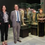 De izquierda a derecha: la directora del Área de Exposiciones y Colección de la Fundación ”la Caixa”, Isabel Salgado; el director general del Musée du Quai Branly, Jérôme Bastianelli; la comisaria y fundadora de la revista HEY! Modern Art & Pop Culture, Anne Richard, y el director de CaixaForum Sevilla, Moisés Roiz, han presentado en CaixaForum Sevilla la exposición "Tattoo. Arte bajo la piel"
