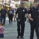 Dos policías patrullan en Plainfield, Nueva Jersey.
