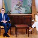 Pedro Sánchez inicia con la líder de Sumar la ronda de contactos para su investidura