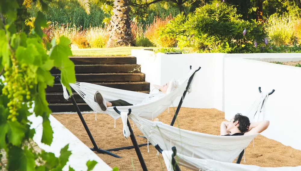 La Finca Afoliz cuenta con diferentes espacios para que los comensales puedan vivir una experiencia de desconexión plena como esta zona de siesta