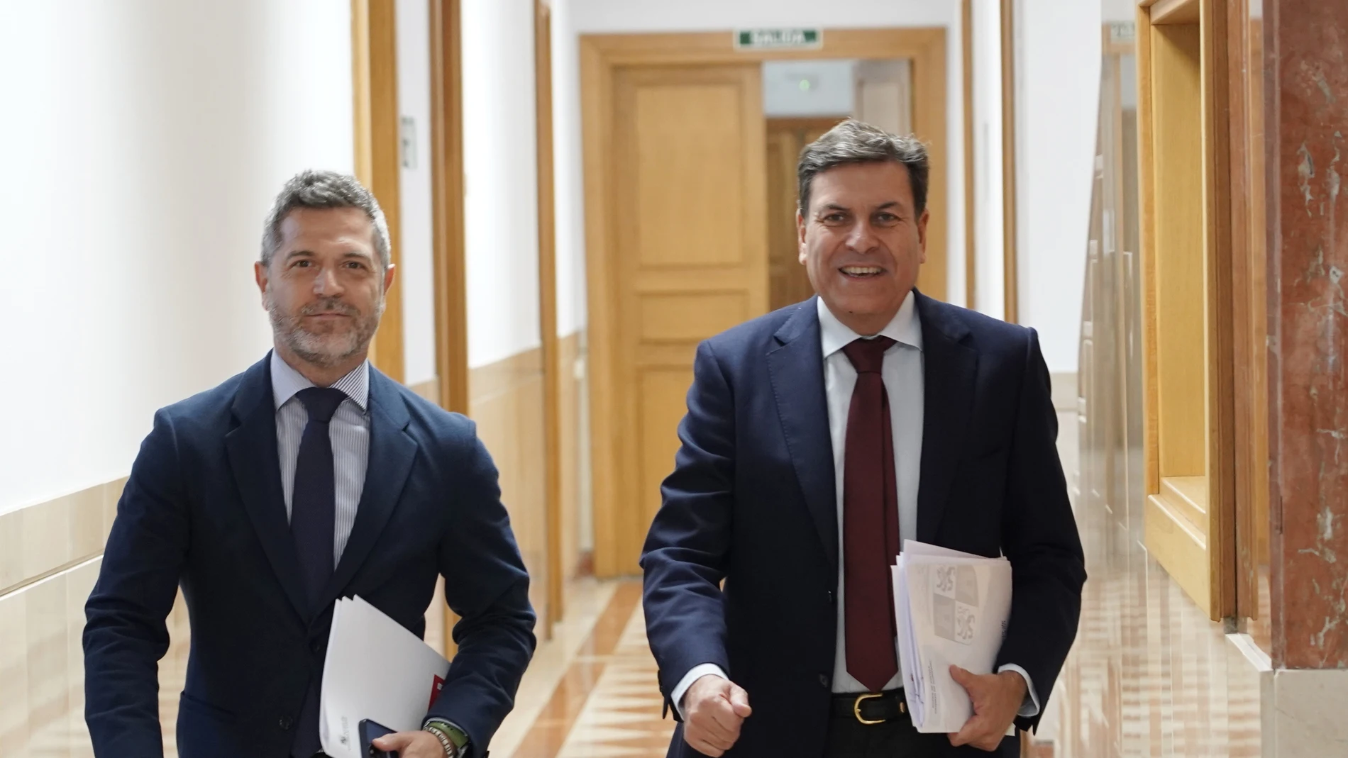 El portavoz de la Junta, Carlos Fernández Carriedo, y el director de Comunicación, Julio López, antes de explicar los acuerdos del Consejo de Gobierno