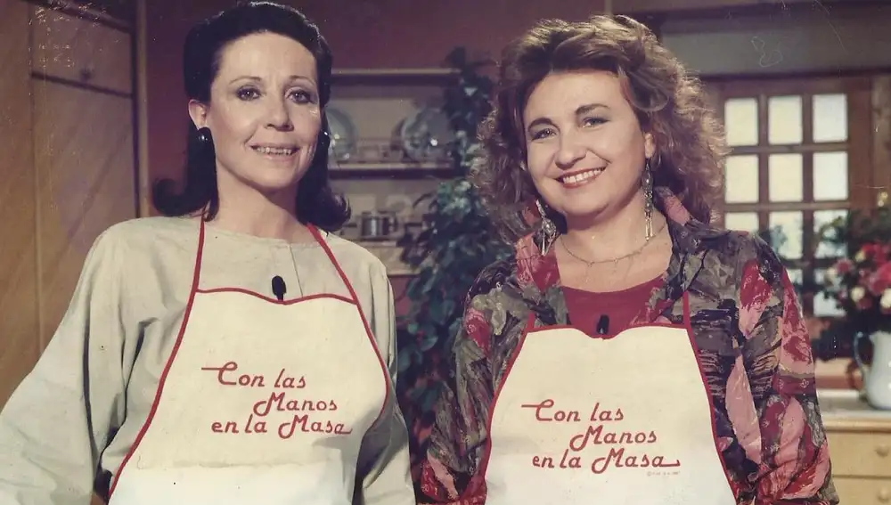 Paz Ivison, que destacó en el mundo gastronómico desde joven, junto a Elena Santoja en el programa de cocina "Con las manos en la masa" de TVE